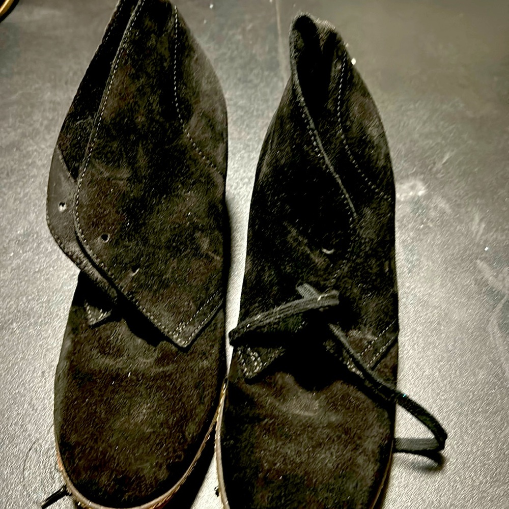Black high heels shoes and in good shape and the only missing is the shoelace